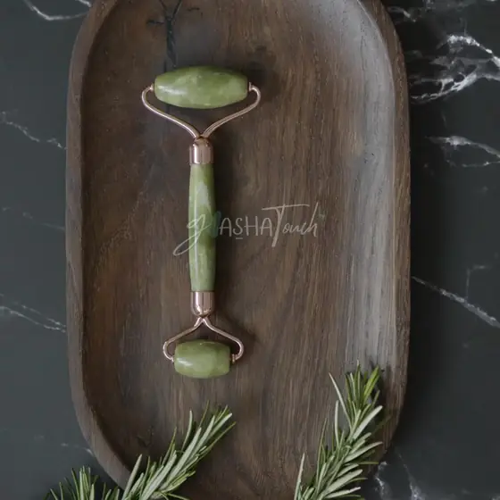 Product photo of the roller on a wooden tray